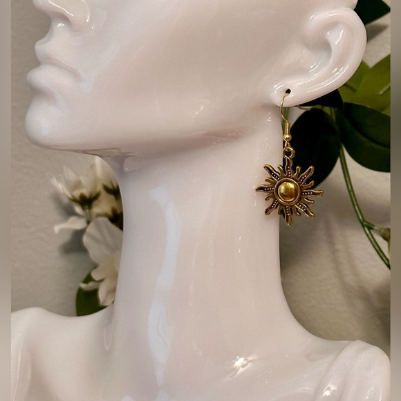 Sun Pendant Necklace and Earrings Set Gold Tone Stainless Steel Chain New - Picture 12 of 12